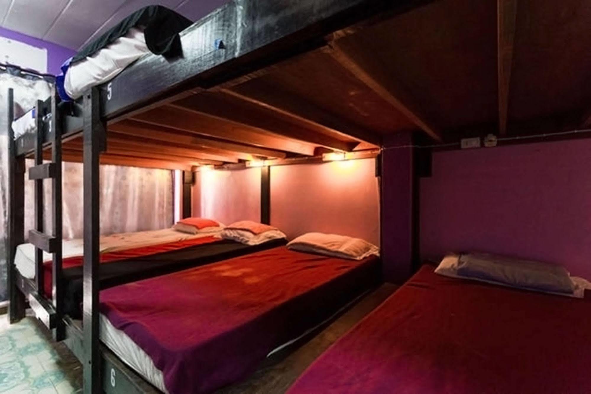 Wild & Wandering Backpacker Hostel & Bar Haad Rin Exterior photo