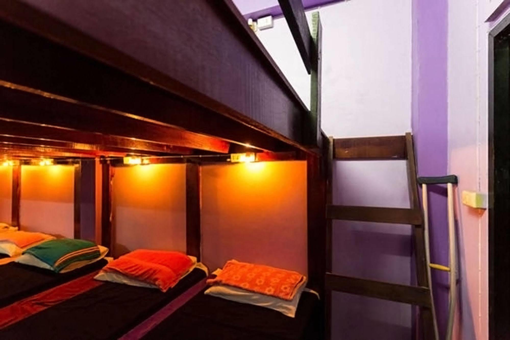 Wild & Wandering Backpacker Hostel & Bar Haad Rin Exterior photo
