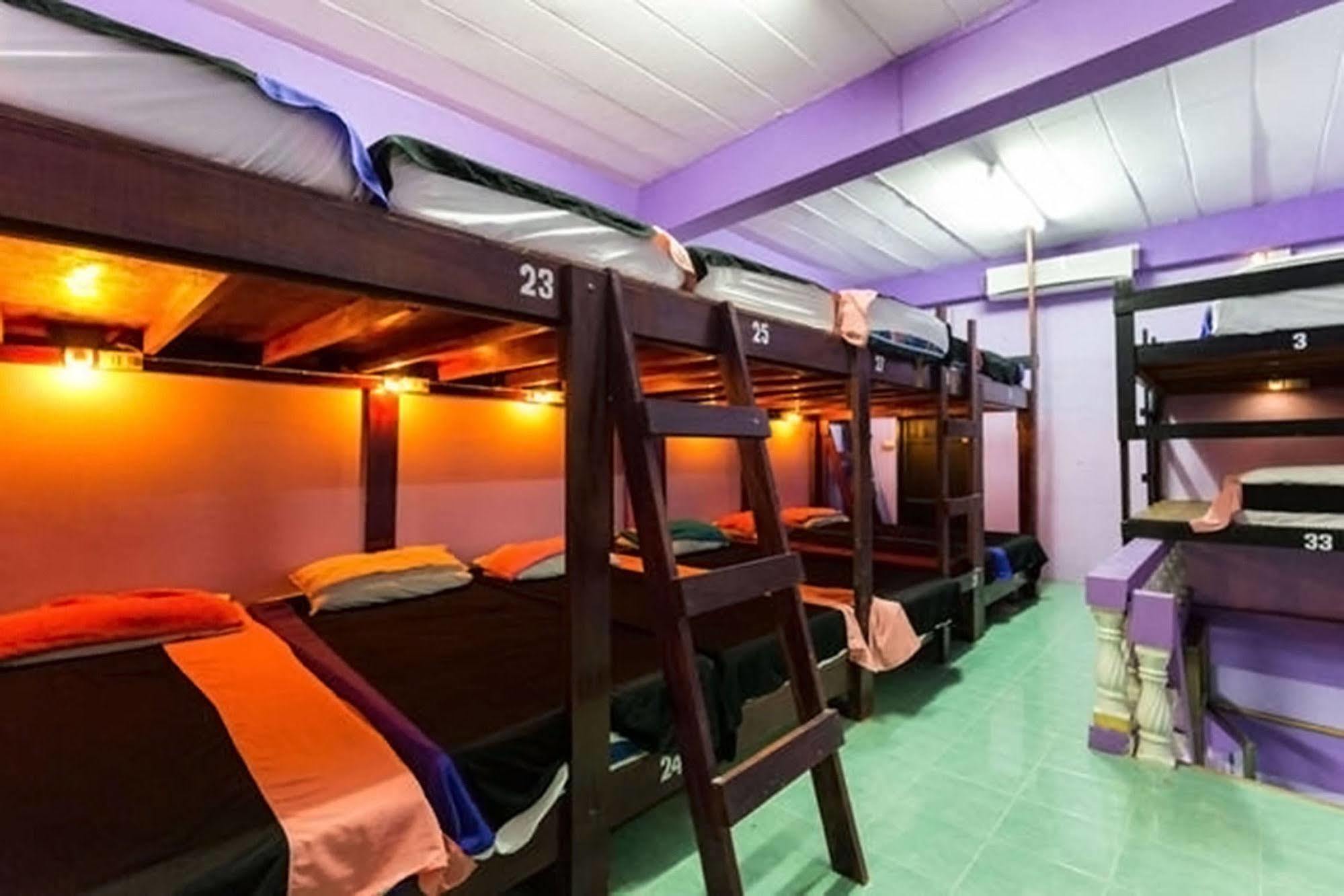 Wild & Wandering Backpacker Hostel & Bar Haad Rin Exterior photo