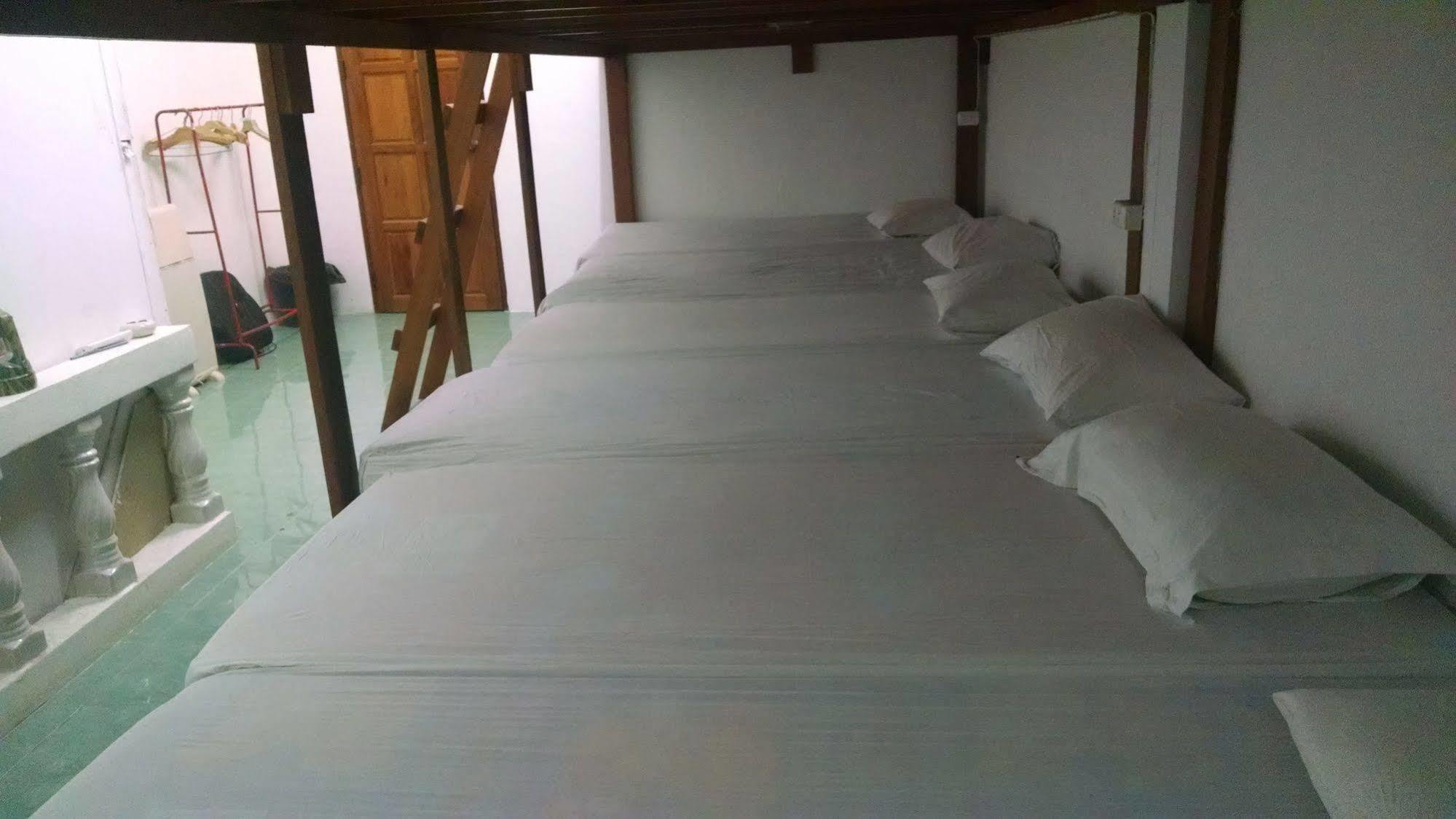 Wild & Wandering Backpacker Hostel & Bar Haad Rin Exterior photo