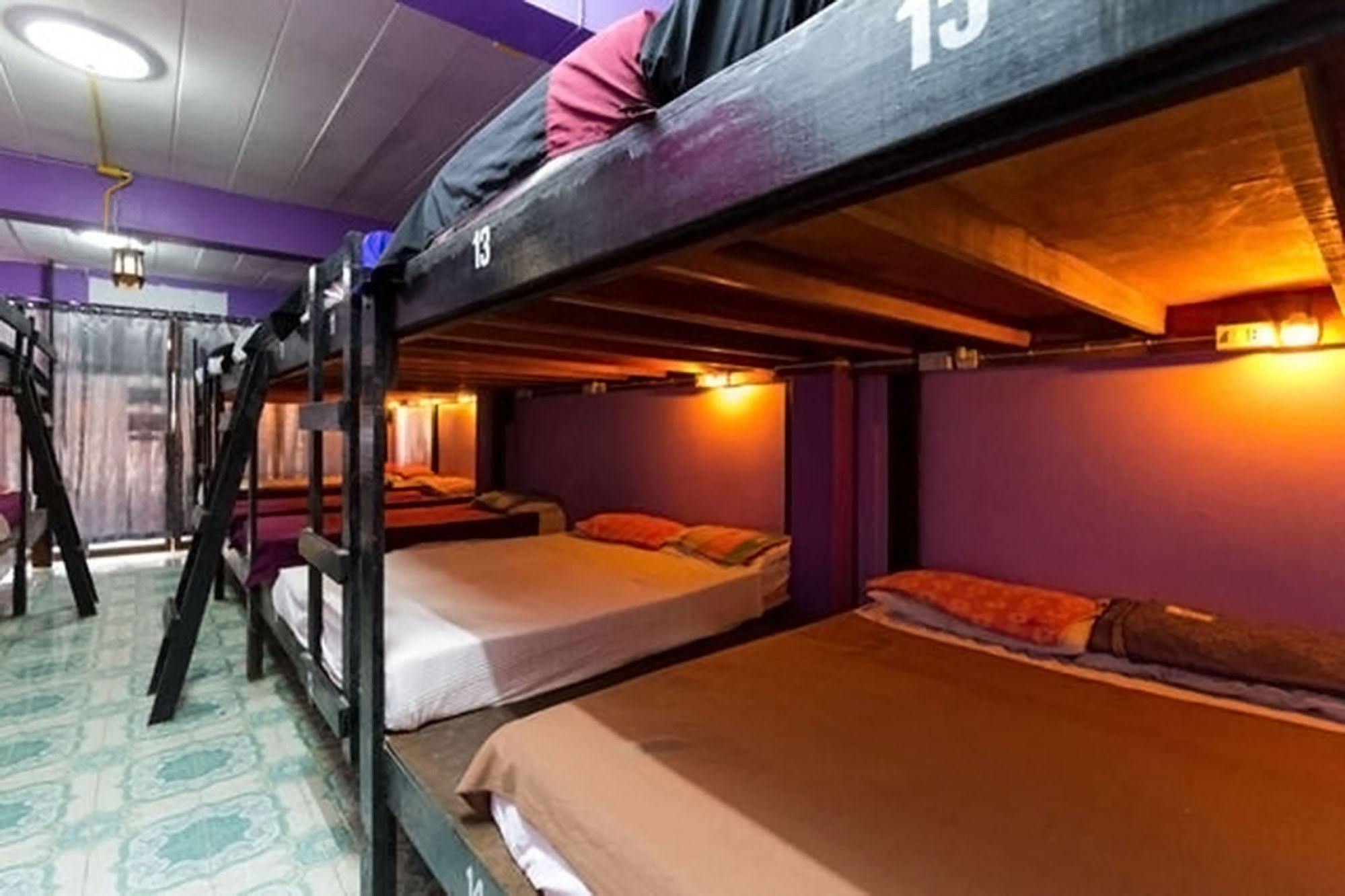 Wild & Wandering Backpacker Hostel & Bar Haad Rin Exterior photo